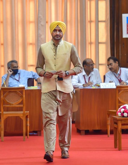 संसद में भी हरभजन सिंह का स्टाइल बरकरार है। वह जिस लुक में संसद पहुंचे उसे उनके फैंस ने काफी पसंद किया।