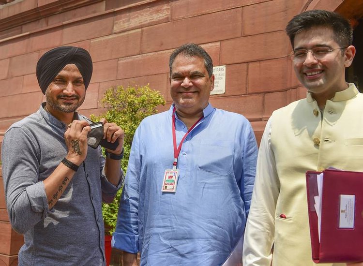 साथी सांसद संजीव अरोड़ा और राघव चढ्ढा के साथ हरभजन।