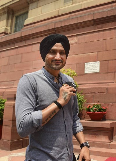 हरभजन सिंह के साथ क्रिकेट में ड्रेसिंग रूम शेयर करने वाले गौतम गंभीर भी संसद के सदस्य हैं।