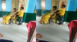 यूपीः क्लासरूम में बच्चों से हाथ दबवाती दिखीं, वीडियो वायरल होने पर शिक्षिका निलंबित