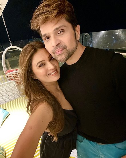 Himesh Reshammiya Birthday: बॉलीवुड के चर्चित सिंगर और म्यूजिक कंपोजर हिमेश रेशमिया (Himesh Reshammiya) आज अपना 49वां बर्थडे मना रहे हैं। उनके फैंस उन्हें सोशल मीडिया पर जन्मदिन की बधाई दे रहे हैं। हिमेश रेशमिया का अब तक का करियर सफल रहा है और उनके करियर की तरह उनकी लव स्टोरी (Love Story) भी सफल रही है। हिमेश ने एक नहीं बल्कि दो बार शादी रचाई है। 
