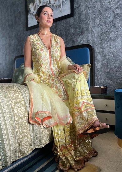 अब हिना ने कुछ नई तस्वीरें शेयर की हैं जिनमें वह सूट पहने देसी अंदाज में नजर आ रही हैं। 