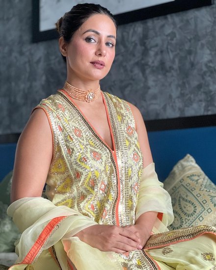 हिना खान आए दिन सोशल मीडिया पर नई-नई तस्वीरें शेयर करती रहती हैं और फैंस के साथ जुड़ी रहती हैं। 