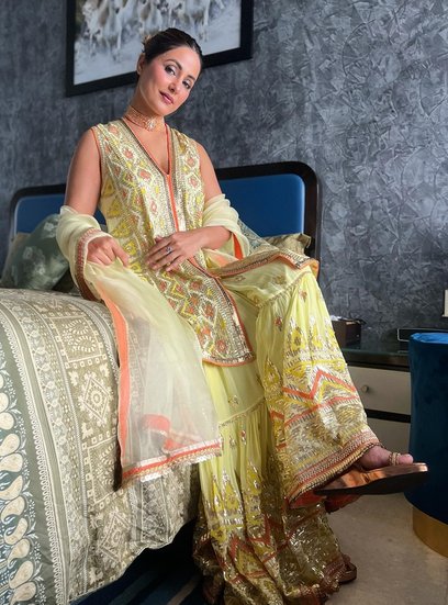 हिना खान के दोस्त, सेलेब्स और उनके फैंस तक कमेंट करके हिना खान की खूबसूरती की तारीफ कर रहे हैं। 