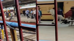 मध्यप्रदेश जबलपुर स्टेशन पर बुजुर्ग पर पुलिस वाले की बर्बरता,लात मारी, घसीटकर प्लेटफॉर्म पर उल्टा लटकाया