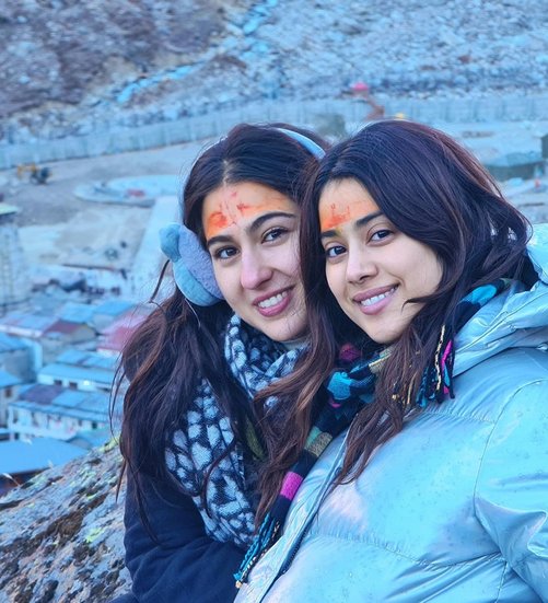 जाह्नवी ने कहा कि वहां ठंड इतनी ज्यादा थी कि मैंने 7-8 गर्म कपडे पहने हुए थे लेकिन इसके बाद भी मैं कांप रही थी। (यह भी पढ़ें: विजय देवरकोंडा को भा गया सारा अली खान का डेटिंग प्रपोजल, एक्टर को पसंद आया नाम लेना)