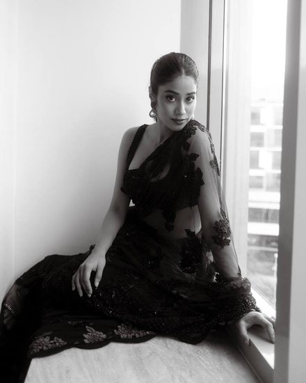 Janhvi Kapoor: जाह्नवी कपूर बॉलीवुड की उन यंग एक्ट्रेसेस में से हैं जो सोशल मीडिया में भी काफी एक्टिव रहती हैं। वह आए दिन अपनी फोटोज और वीडियोज फैंस के साथ शेयर करती हैं। हाल ही में अपनी फिल्म गुडलक जेरी (Goodluck Jerry) को मिल रहे दर्शकों के अच्छे रिस्पॉन्स के बाद जाह्नवी ने ब्लैक साड़ी में कुछ फोटोज शेयर की हैं।