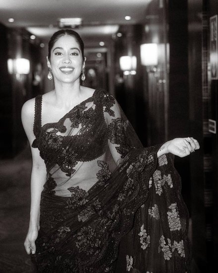 फिल्म की कहानी और निर्देशन के साथ ही जाह्नवी कपूर के एक्टिंग की काफी तारीफ हो रही है।
