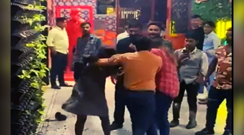 Lucknow Café, Lady beaten man