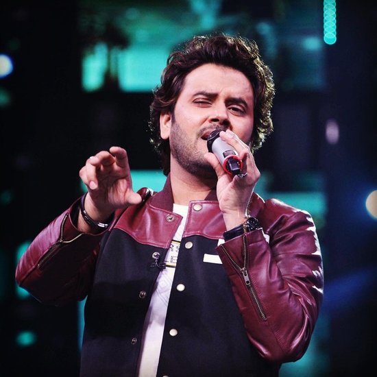 Javed Ali Birthday: 'कुन फाया कुन', 'श्रीवल्ली' 'तू ही हकीकत ख्वाब तू', 'तुम मिले' समेत कई सुपरहिट सॉन्ग गाने वाले सिंगर जावेद अली (Javed Ali) आज 40 साल के हो गए (Javed Ali Birthday) हैं। उनके फैंस सोशल मीडिया पर उन्हें जन्मदिन की जमकर बधाई दे रहे हैं। जावेद अली का सिंगिंग करियर बेहद सफल रहा है लेकिन उन्हें अपने प्यार के लिए काफी पापड़ बेलने पड़े (Javed Ali Love Story) थे। (Photo: Javed Ali Instagram )