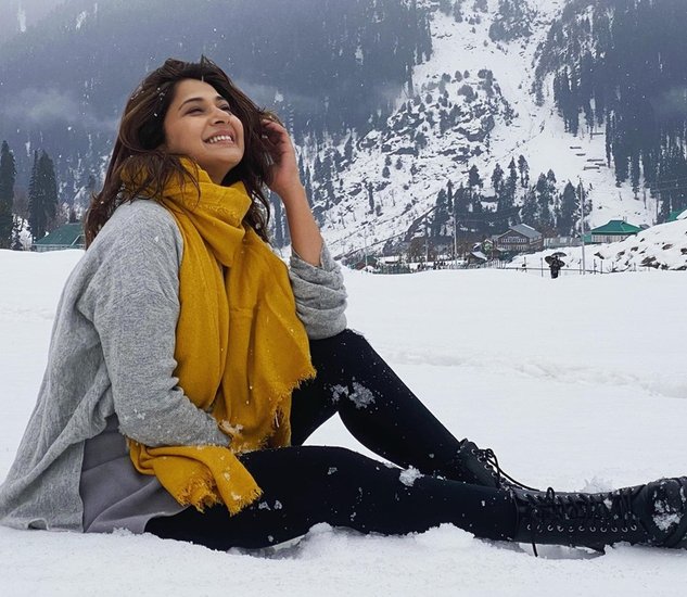 जेनिफर विंगेट का जब करण सिंह ग्रोवर से तलाक हुआ था तो उनकी उम्र 29 साल थी। एक्ट्रेस का नाम टीवी की सबसे महंगी एक्ट्रेसेस में शामिल है। (Photo: Jennifer Winget Instagram) (यह भी पढ़ें: शो के सेट से शुरू हुई थी वाहबिज दोराबजी की लव स्टोरी, तलाक के बाद इस बीमारी का शिकार हो गई थी एक्ट्रेस)