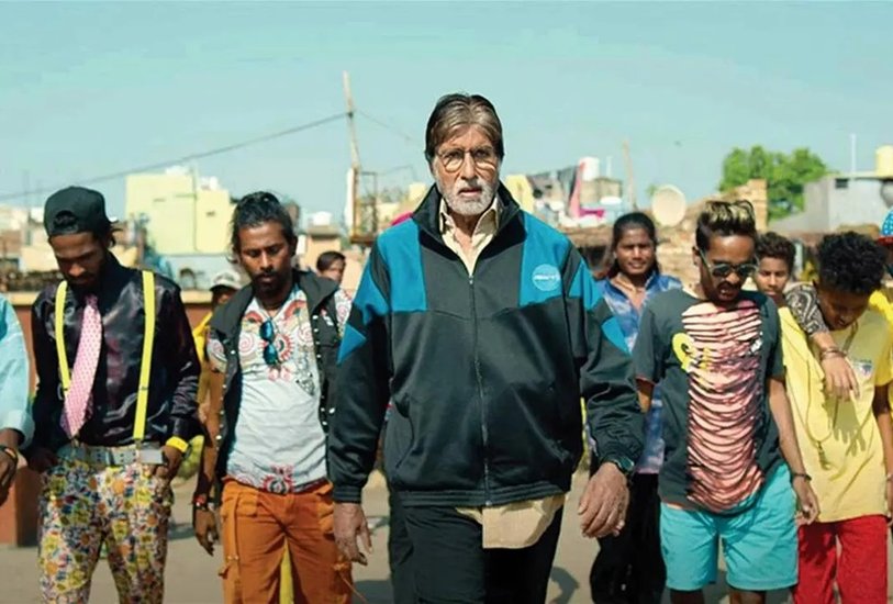 अमिताभ बच्चन के लीड रोल वाली फिल्म झुंड फ्लॉप साबित हुई थी लेकिन आईएमडीबी में इसे 7.4 रेटिंग मिली है। 