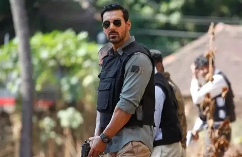 Madras Cafe: जॉन अब्राहम स्टारर इस फिल्म में दिखाया गया है कि कैसे श्रीलंका में एक तमिल संगठन सरकार के खिलाफ लड़ाई लड़ रहा है और वह भारत के एक पूर्व प्रधानमंत्री की हत्या करना चाहता है। इसे नेटफ्लिक्स और वूट पर देख सकते हैं।  
