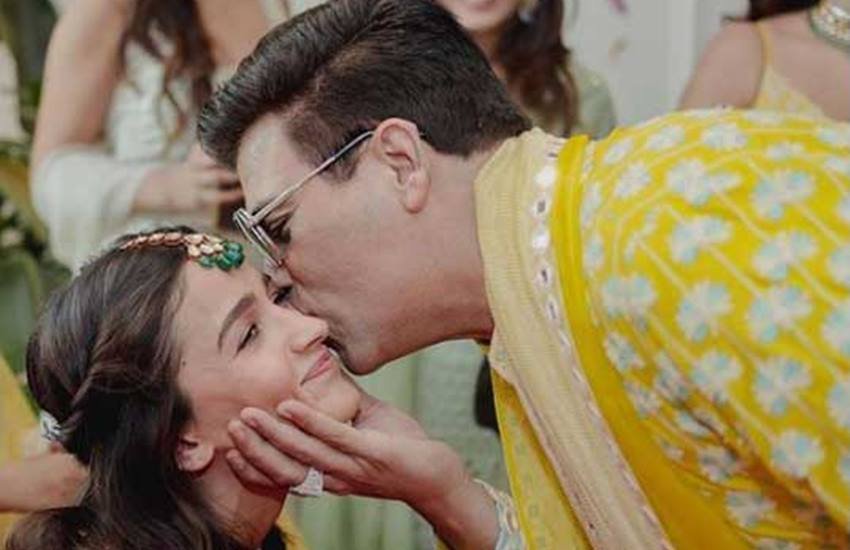 रणबीर कपूर (Ranbir Kapoor) से शादी के बाद आलिया भट्ट (Alia Bhatt) प्रेग्नेंट हैं। इस बात की जानकारी खुद आलिया ने सोशल मीडिया के जरिये फैंस को दी थी। करण जौहर (Karan Johar) को जब आलिया भट्ट की प्रेग्नेंसी का पता चला तो वह अपने आंसू नहीं रोक पाए थे। इश बात का खुलासा खुद करण ने किया है।