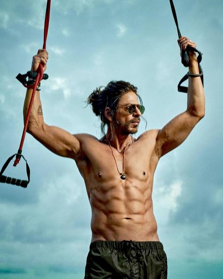 केआरके ने शाहरुख खान की आने वाली फिल्म पठान को लेकर कहा कि बॉक्स ऑफिस पर यह फिल्म बुरी तरह से फ्लॉप होगी। शाहरुख को ये फिल्म करनी ही नहीं चाहिए थी। मैंने शाहरुख खान को 'फैन', 'हैप्पी न्यू ईयर' और जब 'हैरी मेट सेजल' जैसी फिल्में ना करने का सुझाव दिया था लेकिन वह नहीं मानें और फिल्में फ्लॉप हो गईं।