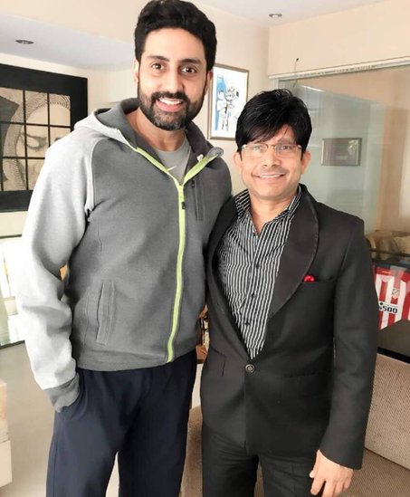 अभिषेक बच्चन को लेकर भी कई बार केआरके मजाक उड़ा चुके हैं। लेकिन अभिषेक बच्चन ने बड़े अनोखे अंदाज में केआरके को शर्मिंदा किया था।