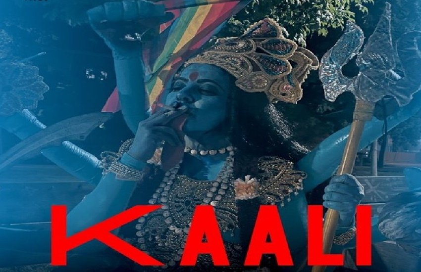 Kaali Controversy: फिल्ममेकर लीना मणिमेकलाई (Leena Manimekalai) की डॉक्यूमेंट्री फिल्म ‘काली’ (Kaali) को लेकर विवाद थमता नजर नहीं आ रहा है। इसके पोस्टर पर मां काली को सिगरेट पीते हुए और हाथ में एलजीबीटीक्यू (LGBTQ) समुदाय का झंडा लिए हुए दिखाया गया है। इसे लेकर सोशल मीडिया पर लीना मणिमेकलाई को गिरफ्तार (Arrest Leena Manimekalai) करने की मांग की जा रही है। हालांकि अब लीना पर केस दर्ज (Case on Leena Manimekalai) कर लिया गया है लेकिन ऐसा पहली बार नहीं है जब किसी फिल्म के पोस्टर को लेकर विवाद हुआ हो। इससे पहले भी कई फिल्मों के पोस्टर पर विवाद हो चुका है। चलिए डालते हैं नजर -  