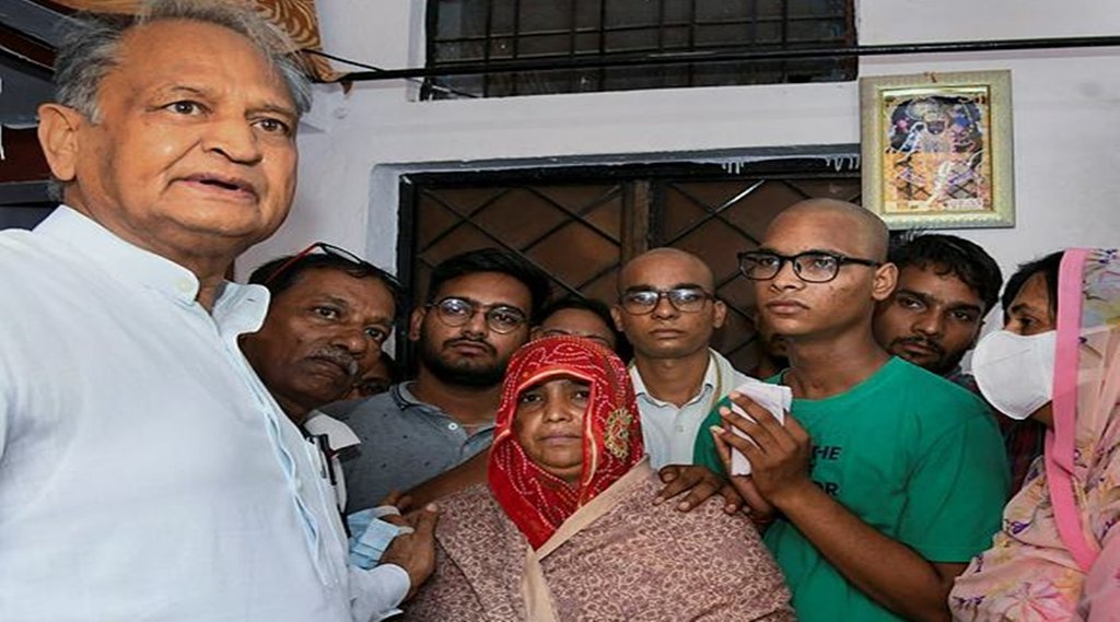 उदयपुर में कन्हैया लाल के परिवार के सदस्यों से उनके आवास पर मुलाकात के लिए गुरुवार, 30 जून, 2022 को पहुंचे राजस्थान के मुख्यमंत्री अशोक गहलोत। (पीटीआई फोटो)
