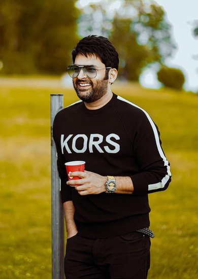 कॉमेडियन कपिल शर्मा (Kapil Sharma) इन दिनों अपनी टीम के साथ कनाडा और अमेरिका के टूर (Kapil Sharma Canada and America Tour) पर हैं जहां वह लाइव शो कर रहे हैं। उनके साथ किकू शारदा (Kiku Sharda), कृष्णा अभिषेक (Krushna Abhishek), सुमोना चक्रवर्ती (Sumona Chakravarti) समेत टीम के अन्य सदस्य हैं। इस बीच कपिल पर नॉर्थ अमेरिका में कॉन्ट्रैक्ट तोड़ने के मामले में एक केस (Case on Kapil Sharma) दर्ज किया गया है। यह केस साई यूएसए इंक कंपनी की तरफ से किया गया है। दरअसल कंपनी का कहना है कि साल 2015 में कपिल शर्मा (Kapil Sharma) को अमेरिका में 6 शो करने के लिए पेमेंट की गई थी लेकिन कपिल ने 5 ही शो किए थे। कंपनी का दावा है कि कपिल ने एक शो के नुकसान की भरपाई करने का वादा किया था लेकिन अब तक उसकी भरपाई नहीं की है जिसके चलते कपिल पर केस दर्ज हुआ है। हालांकि ऐसा पहली बार नहीं है जब किसी इंडियन सेलिब्रिटी (Indian Celebrity) पर अमेरिका में केस दर्ज हुआ हो, इससे भी कई सेलिब्रिटी पर अमेरिका में केस हो चुके हैं। आइये डालते हैं नजर -  (Photo: Kapil Sharma Instagram)