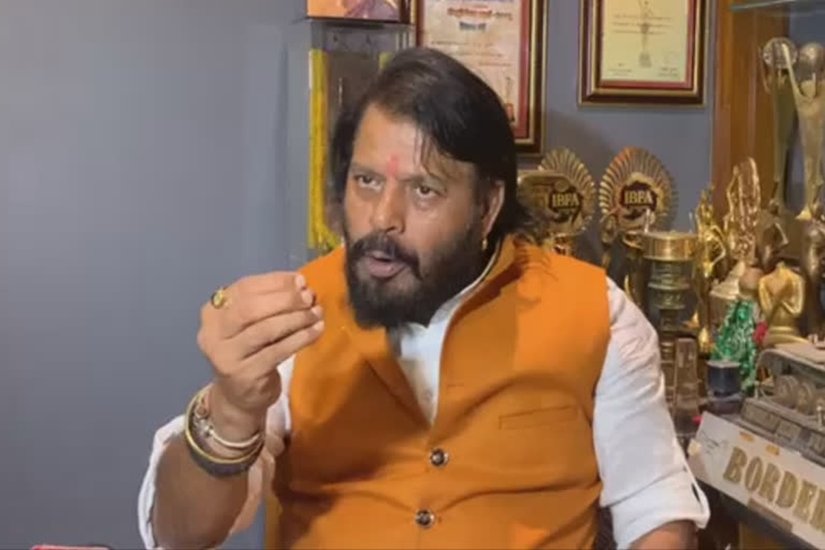 लेकिन कपिल ने फिर से वही किया जिसके बाद मुझे गुस्सा आया और मैं सबकुछ छोड़कर कपिल के पास गया। गुस्से में मैंने कपिल के एक थप्पड़ मारा और टीम को उसे सेट से बाहर करने को बोला। (यह भी पढ़ें: आलिया भट्ट से दिलजीत दोसांझ तक, जानिए कौन हैं इन स्टार्स के क्रश)