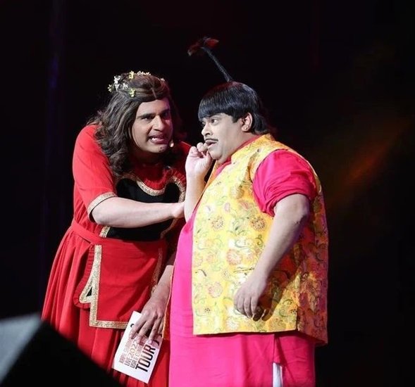 बीते काफी दिनों से कनाडा की अलग-अलग सिटी में कपिल शर्मा और उनकी टीम के लाइव शो हो रहे हैं। (यह भी पढ़ें: कपिल शर्मा पर अमेरिका में हुआ केस, बॉलीवुड के इन कलाकारों पर भी अमेरिका में दर्ज हो चुके हैं मामले)