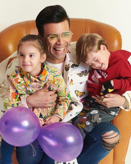 बॉलीवुड बबल को दिए इंटरव्यू में करण जौहर ने बताया कि कई लोगों ने उन्होंने सिंगल पेरेंट न बनने की सलाह दी थी। 