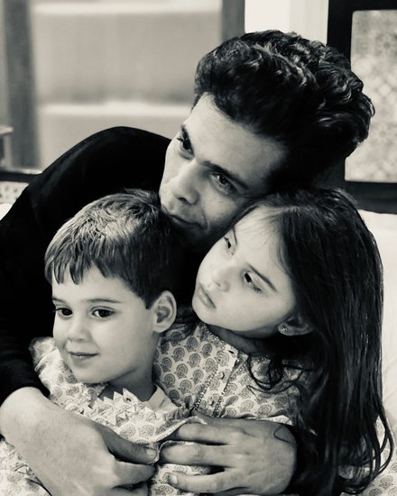 लेकिन उन्होंने लोगों की बात नहीं मानी। करण ने कहा कि मैंने सिर्फ अपने दिल की बात सुनी और सिंगल पेरेंट बनने को राजी हो गया। (यह भी पढ़ें:  काम पाने के लिए रेस्त्रां और क्लब में फिल्ममेकर्स का पीछा करते थे रणवीर सिंह, यूं मिला पहला मौका)