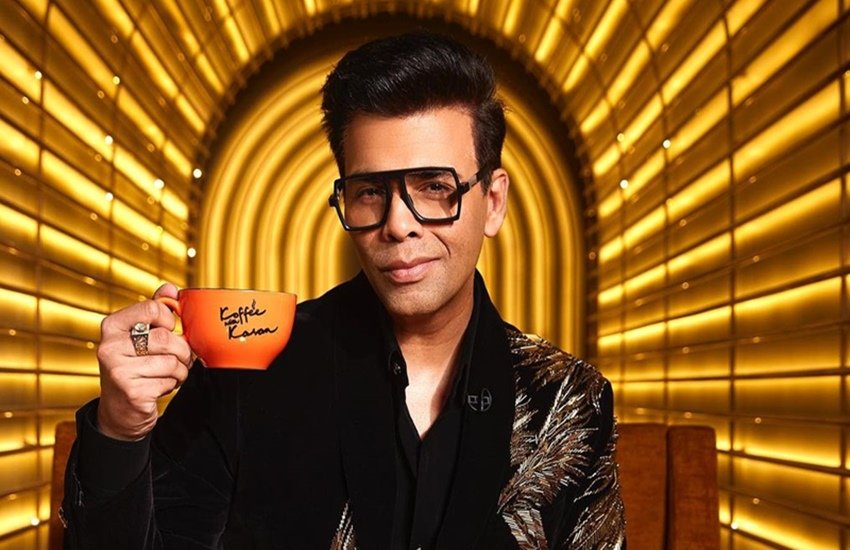 फिल्ममेकर करण जौहर (Karan Johar) के चर्चित शो 'कॉफी विद करण' का 7वां सीजन (Koffee With Karan 7) 7 जुलाई से शुरू हो रहा है। इसमें बॉलीवुड से लेकर साउथ तक के कई स्टार्स आने वाले हैं। इसी शो में कई बार ऐसा हुआ है जब गेस्ट ने करण जौहर (Karan) के सामने ही उनका खूब मजाक उड़ाया है। आइये डालते हैं नजर उन स्टार्स पर जिन्होंने करण और उनके इस शो का मजाक उड़ाया है - 