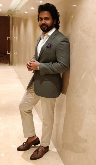 South Star Clean Shave: बॉलीवुड (Bollywood) से लेकर साउथ (South) तक के कई स्टार्स ऐसे हैं जिन्हें अपनी कुछ चीजों से काफी प्यार है। किसी को अपने डॉगी तो किसी को अपने जूते-कपड़ों से बेहद प्यार है। वहीं साउथ का एक एक्टर ऐसा भी है जिसे अपनी दाढ़ी से बेहद प्यार है और अब 6 साल बाद वह क्लीन शेव हुआ है। एक्टर ने क्लीन शेव होने के डर के बारे में भी बताया है। 
