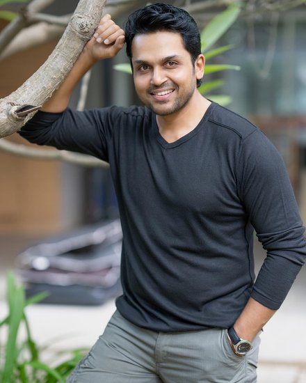 कार्थी ने सोशल मीडिया पर यह तस्वीर शेयर करते हुए बताया है कि 6 साल बाद वह क्लीन शेव हुए हैं और इसे लेकर वह काफी डरे हुए थे। 