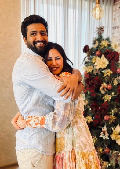 Vicky Kaushal and Katrina Kaif Love Story: विक्की कौशल (Vicky Kaushal) और कैटरीना कैफ (Katrina Kaif) बॉलीवुड के सबसे चर्चित कपल में से एक हैं। कैटरीना कैफ का आज जन्मदिन (Katrina Kaif Birthday) है। वह अपना 39वां जन्मदिन सेलिब्रेट करने के लिए पति विक्की कौशल संग वेकेशन पर गई हैं। विक्की कौशल और कैटरीना कैफ की लव स्टोरी भी बेहद दिलचस्प है और दोनों ने 9 दिसंबर 2021 को शादी (Vicky Kaushal and Katrina Kaif Wedding) की थी। 