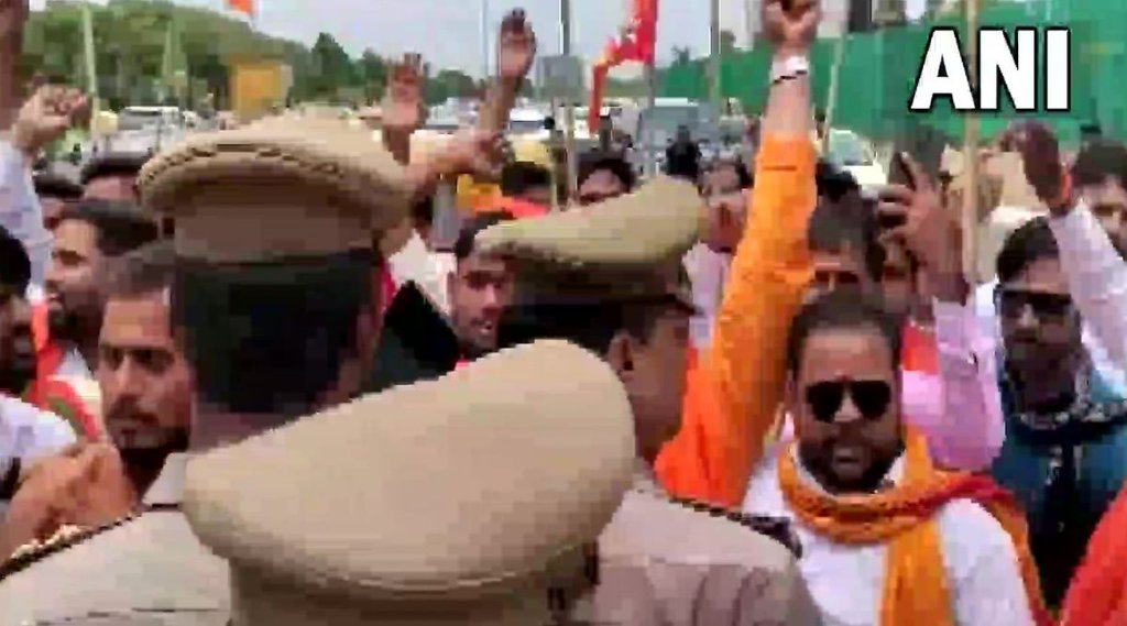 Namaz vs Sundarkand Row | karni sena lulu | lucknow lulu mall Namaz vs Sundarkand Row | karni sena lulu | lucknow lulu mall