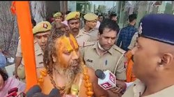 दूर खड़े हो…भारत में रहकर भगवा का अपमान- पुलिस के रोकने पर भड़के परमहंस आचार्य, लुलु मॉल का करना चाहते थे शुद्धीकरण