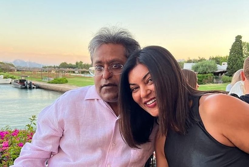 Lalit Modi and Sushmita Sen: जब से बिजनेसमैन ललित मोदी (Lalit Modi) ने एक्ट्रेस सुष्मिता सेन (Sushmita Sen) के साथ अपने रिलेशनशिप को ऑफिशियल (Lalit Modi and Sushmita Sen Relationship) किया है, उसके बाद से ही दोनों की तस्वीरें सोशल मीडिया पर जमकर वायरल हो रही हैं। ललित मोदी (Lalit Modi) पहले से शादीशुदा हैं लेकिन उनकी पत्नी मीनल (Minal Modi) की मौत 2018 में हो गई थी। वहीं सुष्मिता सेन मॉडल रोहमन शॉल (Rohman Shawl) को डेट कर रही थीं लेकिन कुछ समय पहले ही दोनों का ब्रेकअप (Sushmita Sen Breakup) हुआ है। यह पहला कपल नहीं है जिसे ब्रेकअप (Breakup), तलाक (Divorce) या पार्टनर की मौत के तुरंत बाद नया प्यार मिल गया हो, इससे पहले भी कई कपल रहे हैं जिन्हें तुरंत बाद नया साथी मिल गया। (Photo: Lalit Modi Instagram)