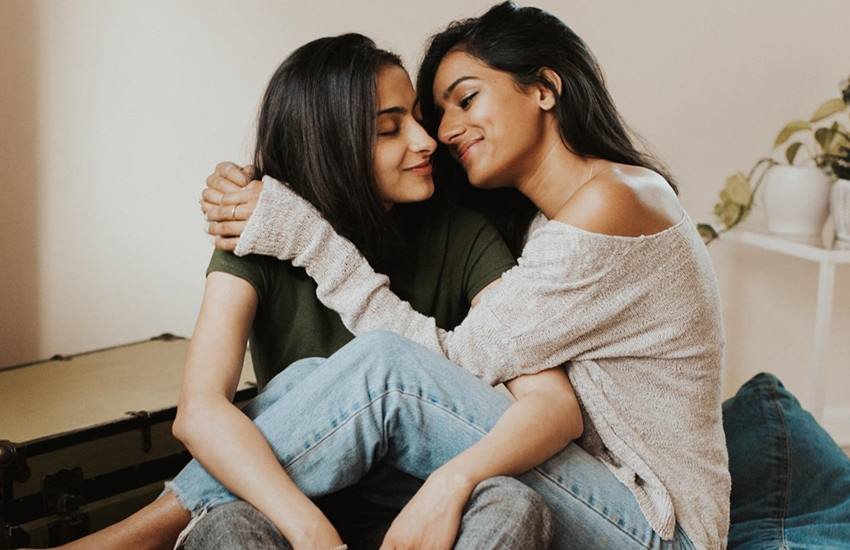 Anjali Sufi Love Story: सोशल मीडिया में इन दिनों एक लव स्टोरी काफी चर्चा में है। ये प्रेम कहानी है सूफी और अंजलि की। दोनों के प्यार को दो देशों की सरहद भी ना रोक पाई। दोनों न्यूयॉर्क में खुशहाल जिंदगी जी रही हैं।