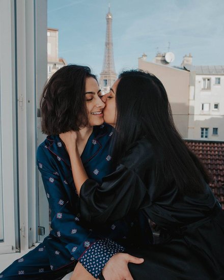 बकौल अंजलि सूफी के सोशल मीडिया से उन्हें पता चला कि वह भी उनकी ही तरह बाइसेक्शुअल हैं। दोनों मिलने लगीं और देखते ही देखते ये मुलाकात प्यार में बदल गई।