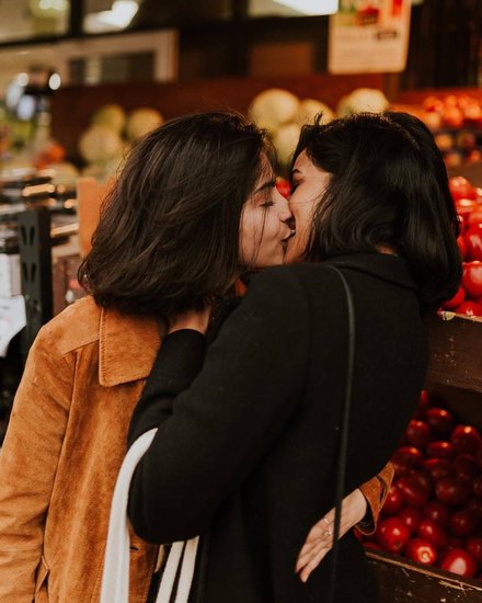 दोनों अपने सोशल मीडिया पर अकसर लिखती भी हैं कि वह लेस्बियन हैं और उन्हें उसपर गर्व है।सोशल मीडिया में दोनों की तमाम खूबसूरत तस्वीरें मौजूद हैं।