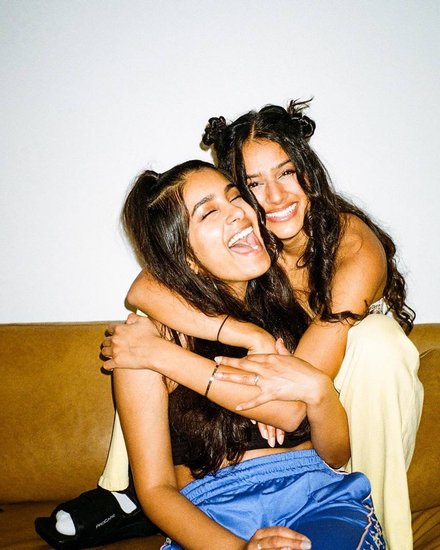 सोशल मीडिया में दोनों की तमाम खूबसूरत तस्वीरें मौजूद हैं।