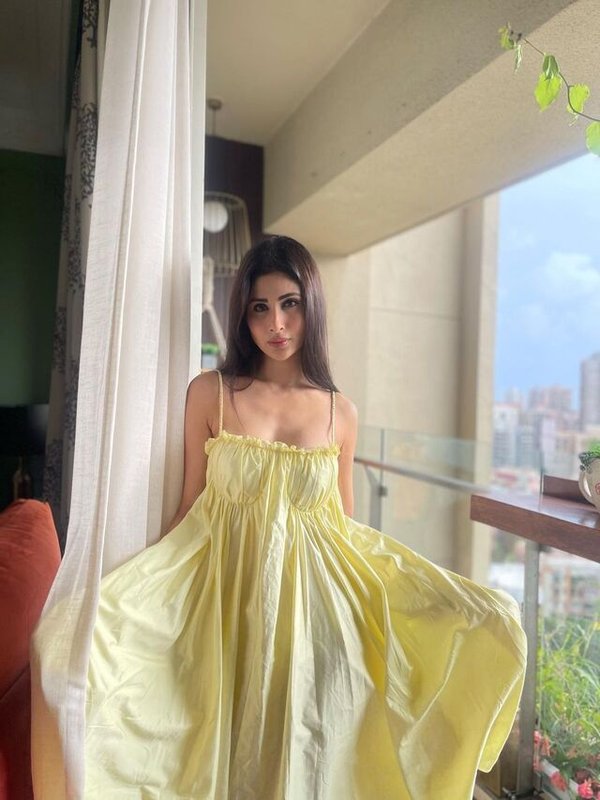 MOUNI ROY DRESSED UP LIKE ALIA BHATT , FANS ASKED HER QUESTION - ARE YOU PREGNANT