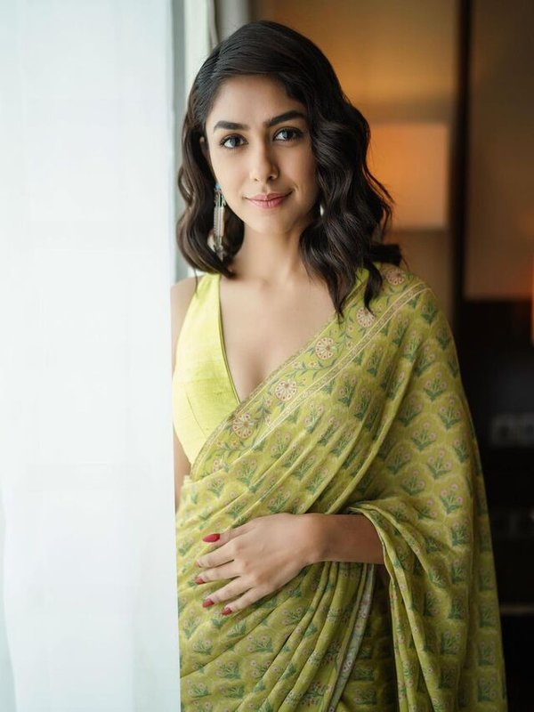 MRUNAL THAKUR IN GREEN SAREE LOOK
