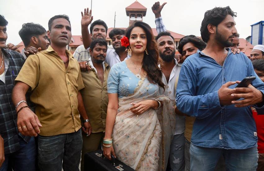 Mallika Sherawat: मल्लिका शेरावत इन दिनों अपनी नई फिल्म RK/Rkay और बयानों को लेकर काफी चर्चा में हैं। उन्होंने अपने लेटेस्ट इंटरव्यूज में उन्हें जज करने वालों को लेकर कई बातें कही हैं। उन्होंने बिकिनी पहनने पर ट्रोल करने वालों को भी निशाने पर लिया। वैसे मल्लिका शेरावत शुरू से बगावती विचारों की हैं। एक बार तो उन्होंने बगावत कर अपने पिता का सरनेम ही लगाना छोड़ दिया था। 