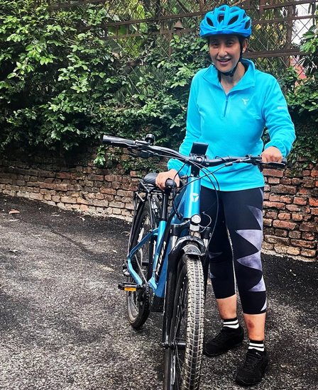 एक्ट्रेस मनीषा कोइराला भी ओवेरियन कैंसर का शिकार हो चुकी हैं। इसके इलाज के लिए वह न्यूयॉर्क गई थीं। अब वह कैंसर से जंग जीत चुकी हैं। (Photo: Manisha Koirala Instagram) (यह भी पढ़ें: प्रेग्नेंसी के बाद बढ़ गया 28 किलो वजन तो रूपाली गांगुली को ताने मारने लगी थीं पड़ोस की आंटी, ‘अनुपमा’ एक्ट्रेस ने सुनाई आपबीती)
