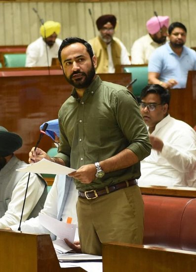 पंजाब के खेल व युवा मामलों के मंत्री गुरमीत सिंह मीत हेयर अभी कुंवारे हैं लेकिन हाल ही में उन्होंने कहा है कि वह अगले साल तक शादी कर सकते हैं। (Photo: Gurmeet Singh Meet Hayer Facebook)