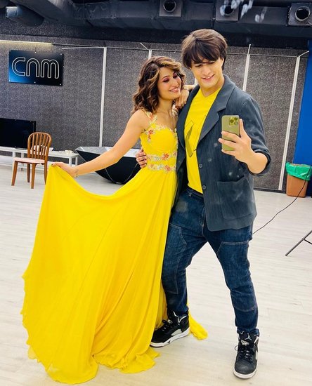 टीवी एक्टर मोहसिन खान (Mohsin Khan) एक के बाद एक नए प्रोजेक्ट की शूटिंग कर रहे हैं। टीवी शो से ज्यादा इन दिनों वह गानों में नजर आ रहे हैं। हाल ही में एक्ट्रेस अनेरी वजानी (Aneri Vajani) संग उनका गाना रिलीज हुआ था जिसे दर्शकों का अच्छा रेस्पॉन्स मिला है। अब वह फिर से किसी नए प्रोजेक्ट की शूटिंग कर रहे हैं। मोहसिन खान (Mohsin Khan) को टीवी शो 'ये रिश्ता क्या कहलाता है' (Yeh Rishta Kya Kehlata Hai) से पहचान मिली थी। इसमें शिवांगी जोशी (Shivangi Joshi) संग उनकी जोड़ी काफी पसंद की गई थी। दोनों के अफेयर (Mohsin Khan and Shivangi Joshi Affair) की खूब अफवाहें भी उड़ी थीं। 