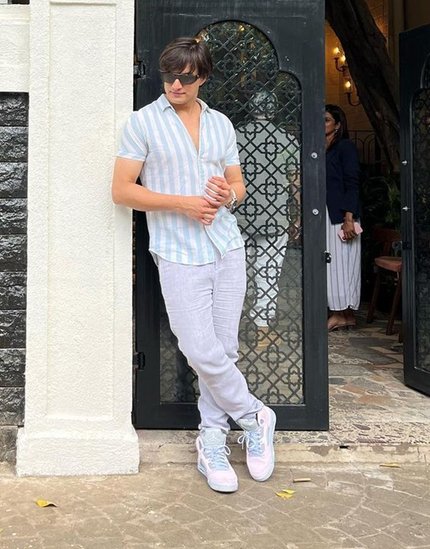 Mohsin Khan Photos: करीब 13 साल से चल रहा टीवी शो 'ये रिश्ता क्या कहलाता है' (Yeh Rishta Kya Kehlata Hai) ने कई चेहरों को पहचान दी है। इन्हीं में से एक हैं एक्टर मोहसिन खान (Mohsin Khan)। मोहसिन खान करीब 6 साल तक इस शो का हिस्सा रहे हैं और यहीं से उन्हें अलग पहचान मिली है। 