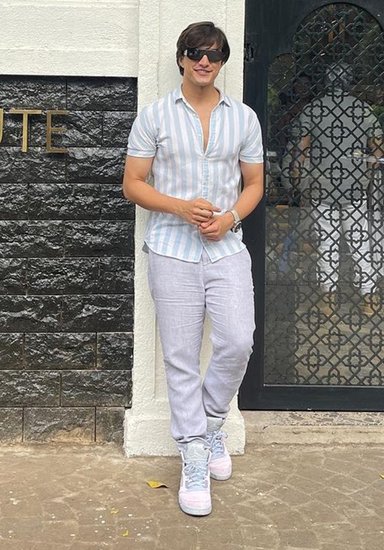 मोहसिन सोशल मीडिया के जरिए फैंस संग जुड़े रहते हैं और तस्वीरें शेयर करते रहते हैं। 