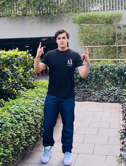 एक्टर मोहसिन खान (Mohsin Khan) एक के बाद एक नए प्रोजेक्ट की शूटिंग कर रहे हैं। उनके फैंस भी उन्हें नए गानों, सीरियल में देखने के लिए उत्सुक हैं। मोहसिन खान (Mohsin Khan) को टीवी शो 'ये रिश्ता क्या कहलाता है' (Yeh Rishta Kya Kehlata Hai) से पहचान मिली थी। इसमें उनके साथ शिवांगी जोशी (Shivangi Joshi) भी थीं और दोनों की जोड़ी (Shivangi Joshi and Mohsin Khan) को दर्शकों ने खूब पसंद किया था। (Photo: Mohsin Khan Instagram)
