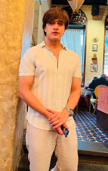 अब मोहसिन खान ने अपनी कुछ नई तस्वीरें शेयर की हैं जिनमें वह चेक शर्ट पहने नजर आ रहे हैं। (यह भी पढ़ें: मोहसिन खान ने की एक्ट्रेस नूरिन शा संग ‘येलो ट्यूनिंग’, तस्वीरों में देखें कैसी चल रही है नए प्रोजेक्ट की तैयारी)