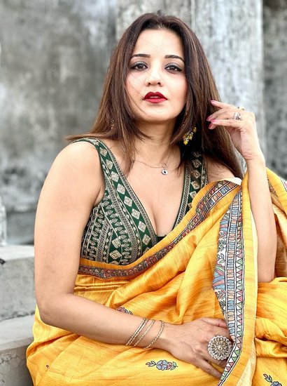 इन तस्वीरों में मोनालिसा बेहद खूबसूरत लग रही हैं और उनके फैंस जमकर उनकी तारीफ कर रहे हैं। 