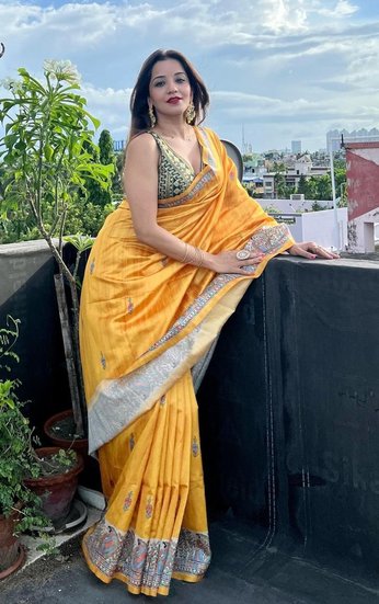 Monalisa: भोजपुरी एक्ट्रेस मोनालिसा (Bhojpuri Actress Monalisa) की शादी को पांच साल हो चुके हैं और कई बार वह इंटरव्यू व सोशल मीडिया के जरिए यह कह चुकी हैं कि उनके पति विक्रांत (Monalisa Husband Vikrant) उनका सबसे बड़ा सपोर्ट सिस्टम हैं। मोनालिसा सोशल मीडिया पर काफी एक्टिव रहती हैं और कई बार अपने पति संग तो कई बार खुद की खूबसूरत तस्वीरें शेयर करती रहती हैं। अब एक बार फिर मोनालिसा (Monalisa) ने इंस्टाग्राम पर अपनी कुछ तस्वीरें शेयर की हैं जिसमें वह पीली साड़ी (Monalisa in Yellow Saree) पहने हुए नजर आ रही हैं। 
